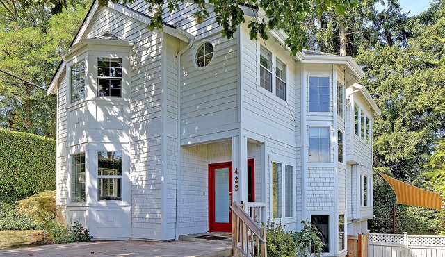 Ideal Location For Your Seattle Vacation! LONG TERM MONTHLY RENTAL available!