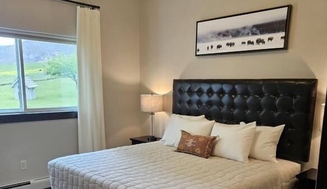 Ideal Location! Heated Pool, Free Parking, Close to Gardiner Downtown!