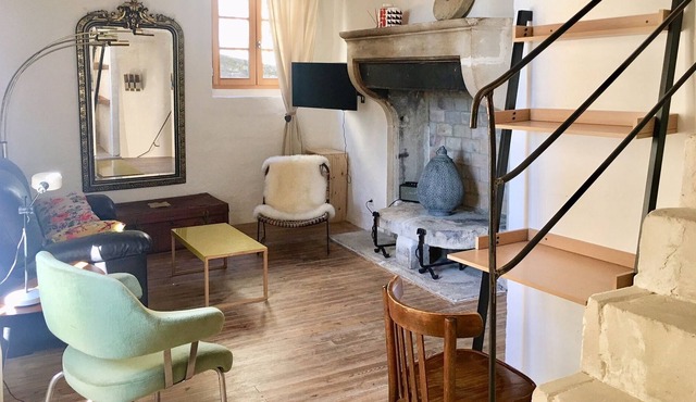 ideal location in the heart of the village and at the foot of the Château de Grignan