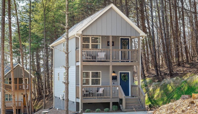 Ideal Location & Mountain Views: Chattanooga Home!