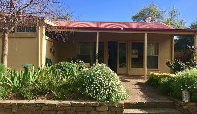 Ideal location to explore historic Strathalbyn, Wineries, good food and scenery