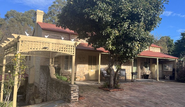 Ideal location to explore historic Strathalbyn, Wineries, good food and scenery