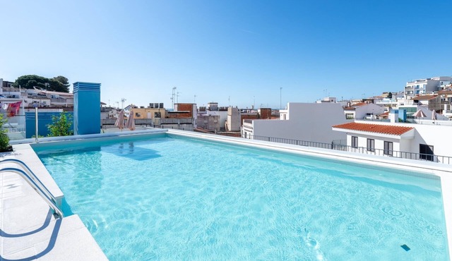 Ideal long stay: central, parking and pool