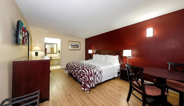 Ideal Mix of Comfort and Value! Outdoor Pool, Free Parking, Pet-friendly!