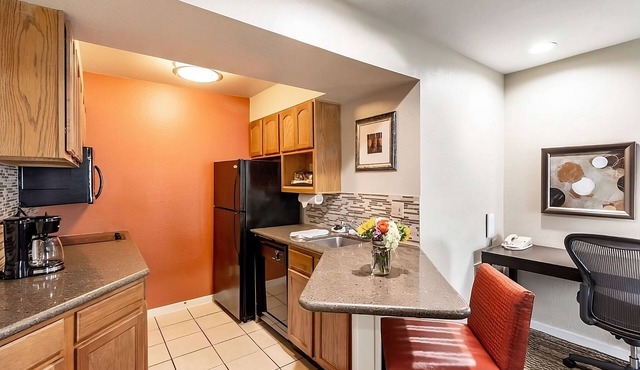 Ideal Mix of Comfort and Value! Free Breakfast, Near Dive N Surf, Redondo Beach