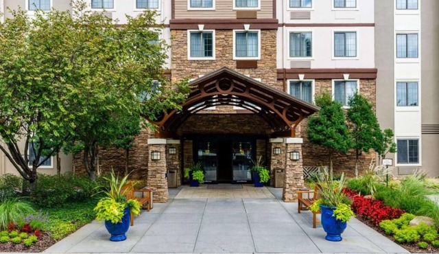 Ideal Mix of Comfort and Value! Full Kitchen, Swimming Pool, Free Breakfast!