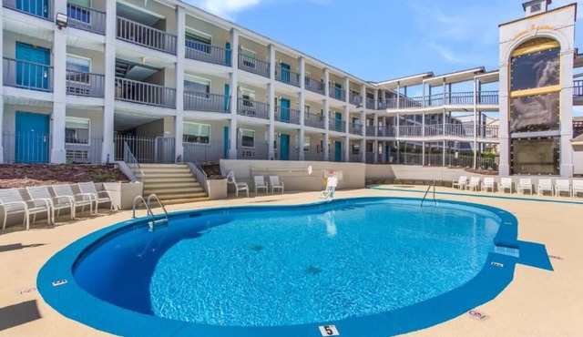 Ideal Mix Of Value, Comfort And Convenience! Free Onsite Parking, Pool