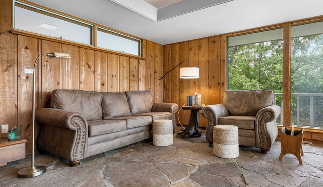 Ideal monthly stay. Great lake location. 2 BR home in Frank Lloyd Wright style.