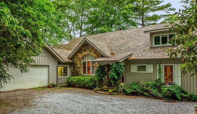 Ideal Mountain Lodge Living on Lake Toxaway