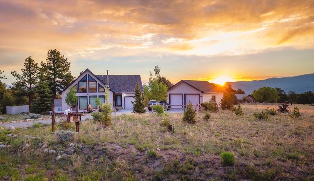 Ideal Mountain Retreat! Peak Views, 15 Minutes to Salida and BV. Fast WIFI.