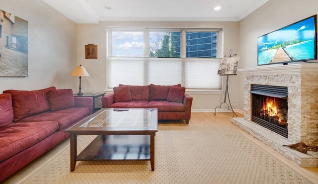 Ideal Old Town Location, 5 min walk to public transportation, 10 min to Wells St