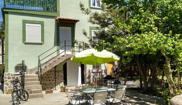 Ideal pets: apartment house with garden: for 2 people, for 3 ask