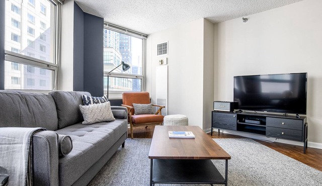 Ideal River North 1BR w/pool, gym, nr. L & Magnificent Mile