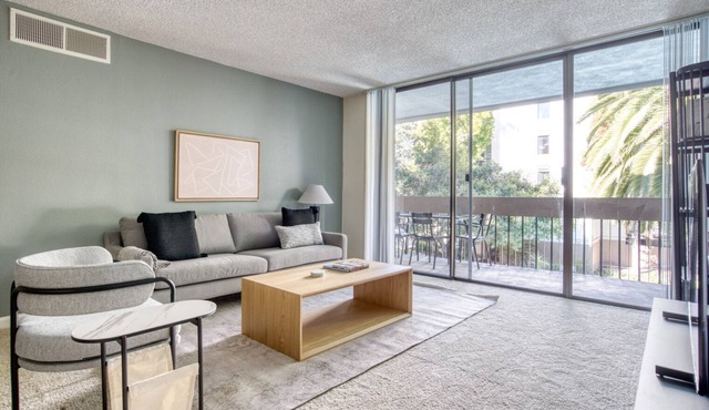 Ideal San Mateo 3BR w/W/D, BBQ & Pool, nr Caltrain, by Blueground