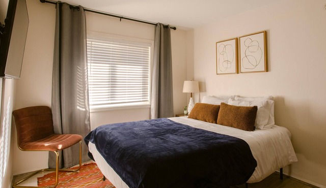 Ideal stopover location right off I-5, nestled in a scenic area by the Rogue River. Enjoy the peaceful sounds of the river while having quick access to major travel routes and nearby towns.