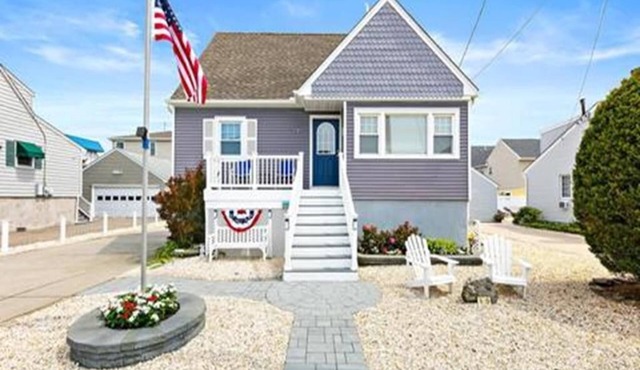 IDEAL VACATION SPOT! CLOSE TO THE BEACH AND EVERYTHING ELSE!