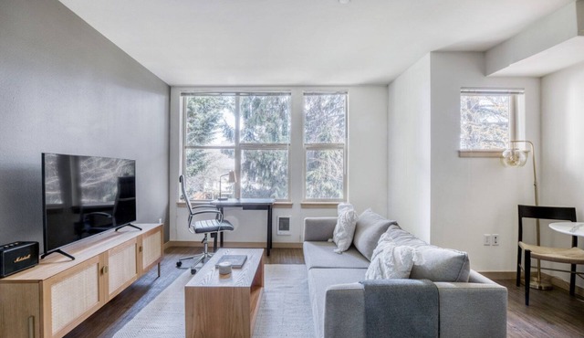 Ideal Wallingford 1BR w/W/D & Pets, nr shopping & bars, by Blueground