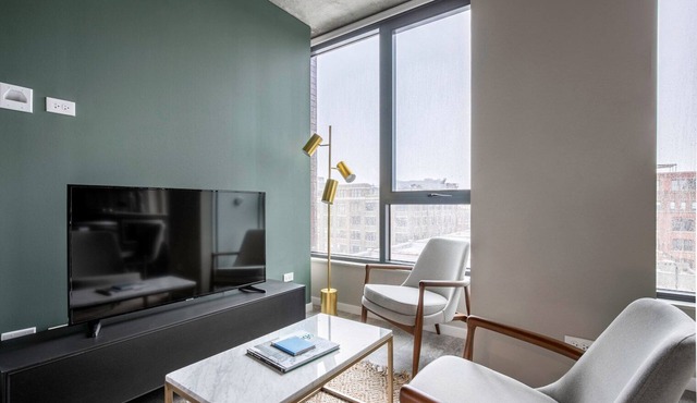 Ideal West Loop Studio w/Gym, Pool, near Fulton Market, by Blueground