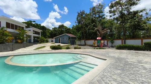 Ideal with a Jacuzzi, pool