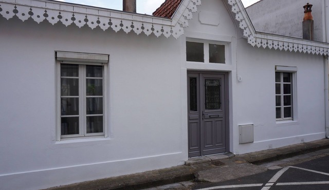 Ideally located, less than 100 m from the beach, shops and market.