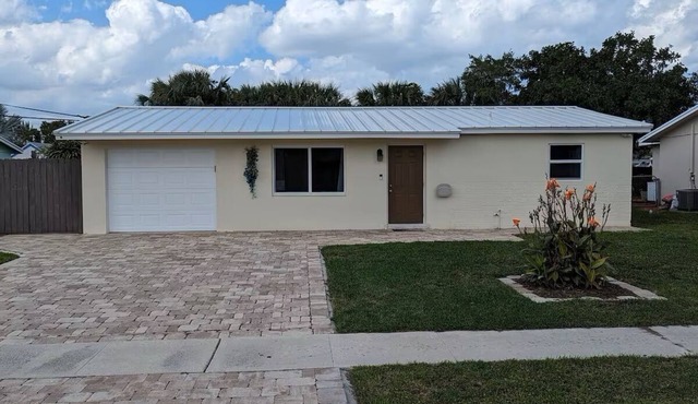 Ideally located, crisp and clean pet, family and scuba friendly home!