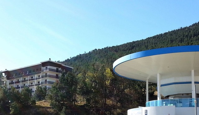 Ideally located 100 meters from the gondola: skiing in winter, mountain biking in summer.