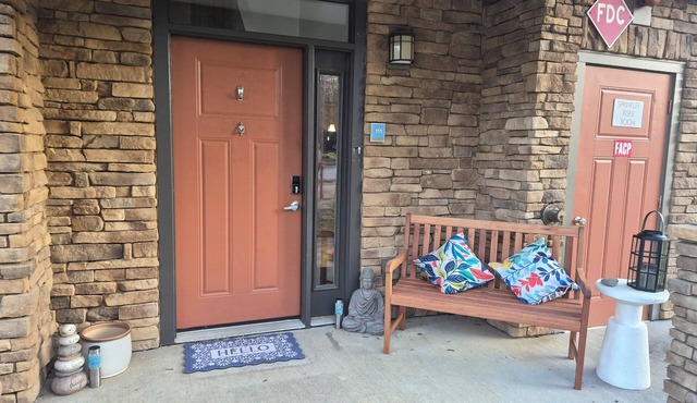 Ideally-located 2-bedroom townhome with a backyard on a golf course in Richland