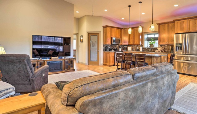 Ideally Located Alaskan Getaway w/ Patio & Hot Tub