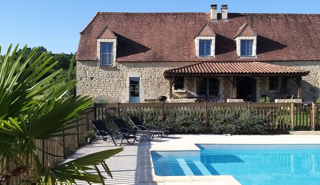 Ideally located between Sarlat and Rocamadour 2 pool houses for 14 people