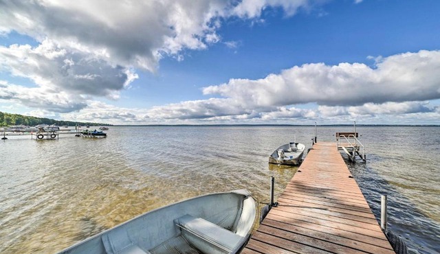 Ideally Located Cabin with Direct Lake Access!