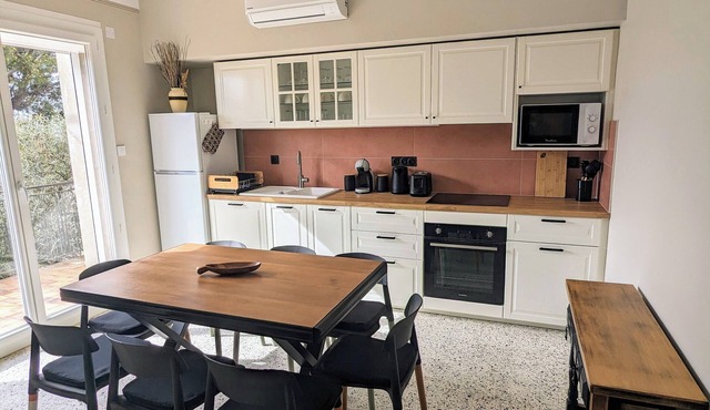 Ideally located, charming house completely renovated with garden of 1600 m2