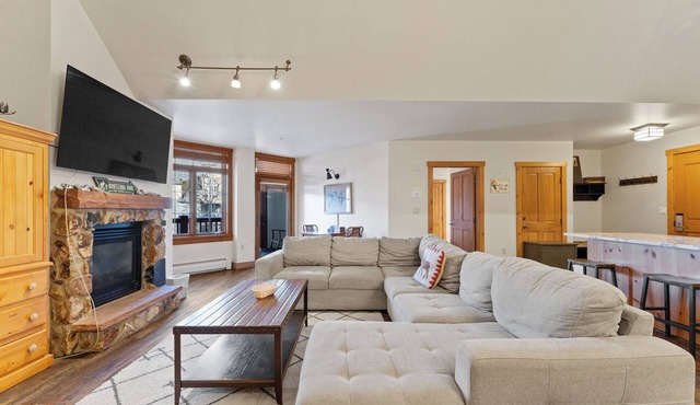 Ideally Located Condo in River Run Close to Gondola, Shops, and Dining!