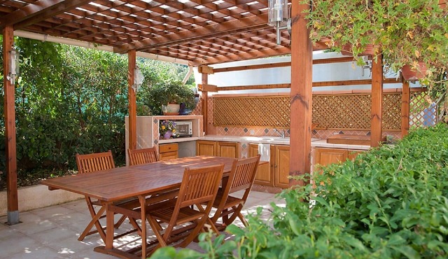 Ideally located creek 50m away, famous Argent beach 500m away, close to the forest.