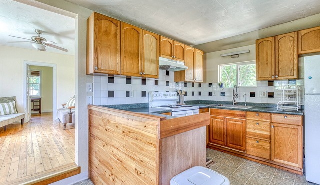 Ideally located home in the Gorge with front porch, WiFi & washer/dryer