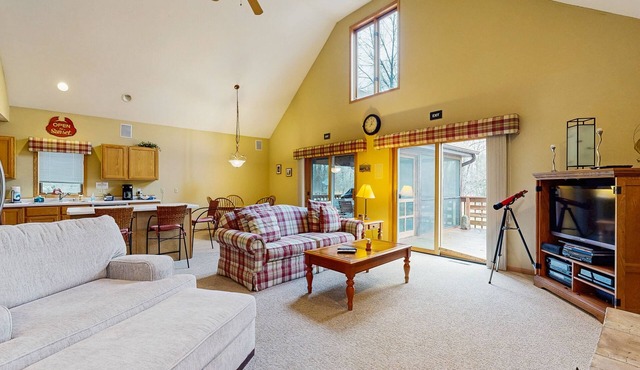 Ideally located home with screened porch, 7-min drive to Sand Valley Golf Resort