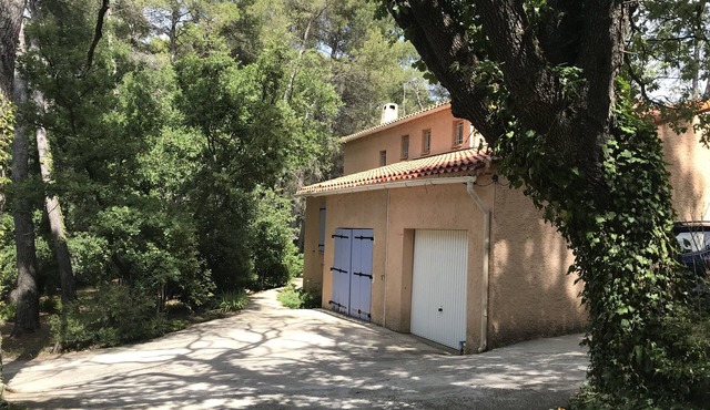 Ideally located Provence home, private pool on 1 acre - 20% off for July 2025