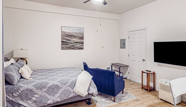 Ideally located West Seattle apartment - walk to Lincoln Park, bus & cafes