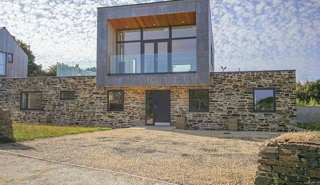 IDLEWILD, 2 WHEAL TURNAVORE, pet friendly, with open fire in St Agnes