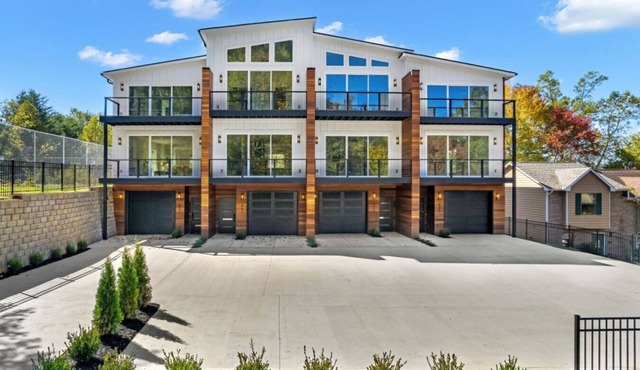 Idlewood Suites ~ 3-Story West Knoxville Suite #1