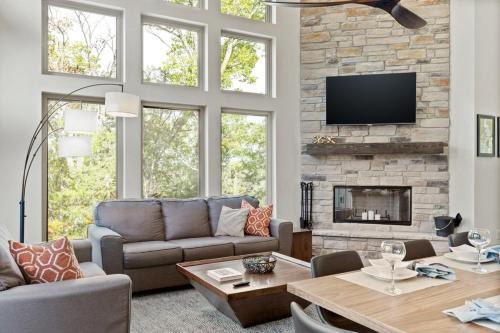 Idlewood Treehouse with Hot tub