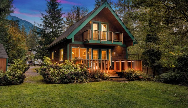 Idlyllic riverfront 2-bed cabin with hot-tub close to Stevens Pass and hiking