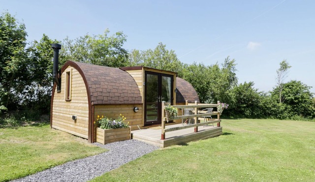IDRIS POD, pet friendly, luxury holiday cottage in St Asaph
