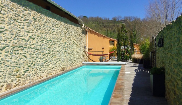 Idyllic water-by well equipped studio in Cathar area, private long natural pool
