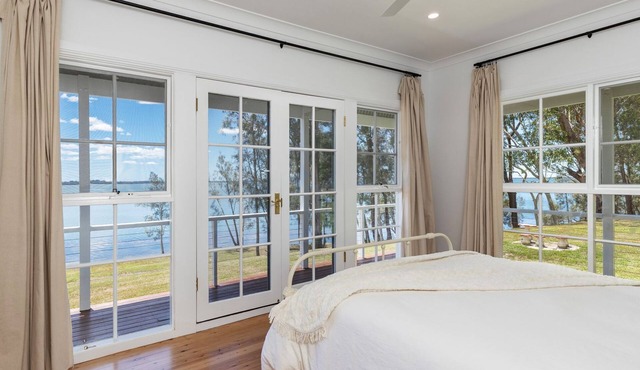 Idyll Lakehouse -A peaceful, picturesque and ideal place with expansive, private water frontage