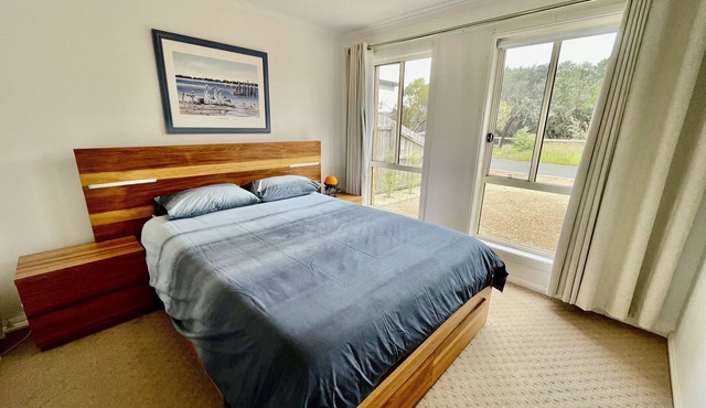 Idyllic 3 bedroom holiday accommodation, short walk to beach.