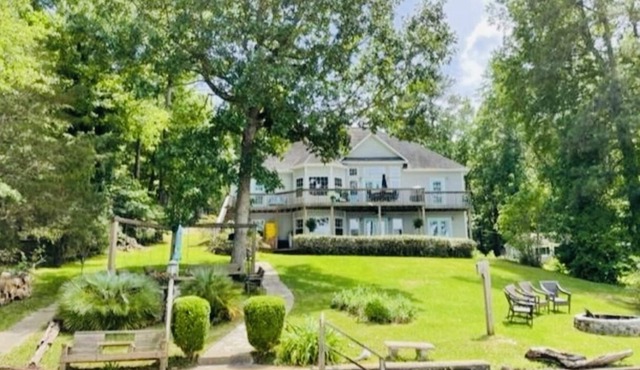 Idyllic 3 BR lake HOME for 8! Arcade fun! B-ball & air hockey! BIG & DEEP water!