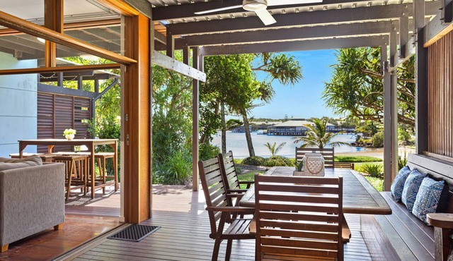 Idyllic 4-Bed Beachfront Lagoon House with Pool