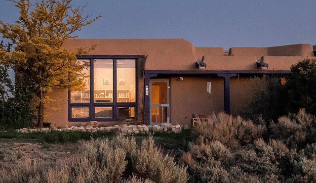 Idyllic Adobe, Mountain Views, Hot Tub & Fire Pit