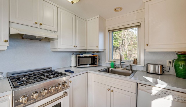 Idyllic Anacortes Stay: Ocean Views, Walk to Beach