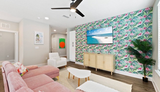 Idyllic and Tropical 2BR/2BA with Pool & Gym